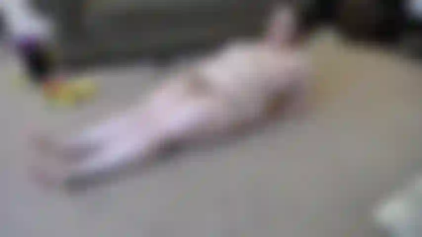 A tortura abdominal continua... Círculos nas pernas nuas. Annie nua levanta as perninhas gordas para fortalecer o abdômen inferior.