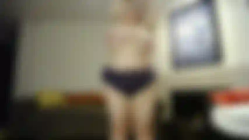 Curvas laterais, peitos enormes para fora, minhas axilas peludas tentando