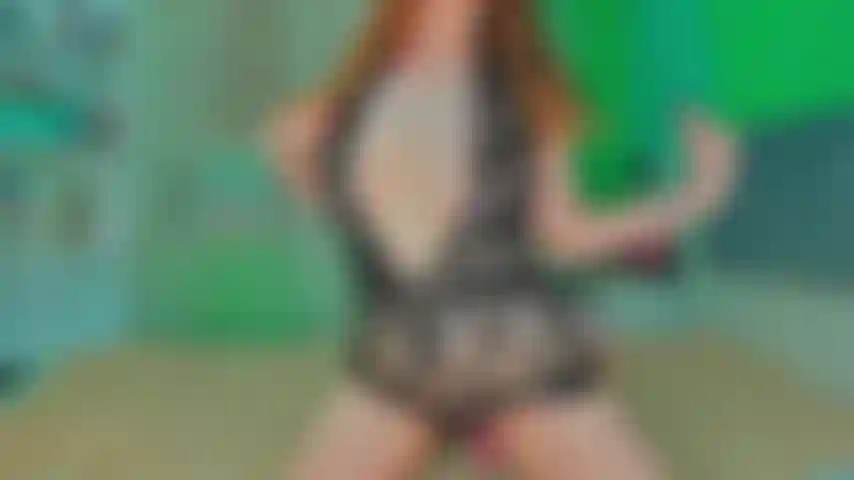 Buceta brinca com um grande brinquedo de vidro.