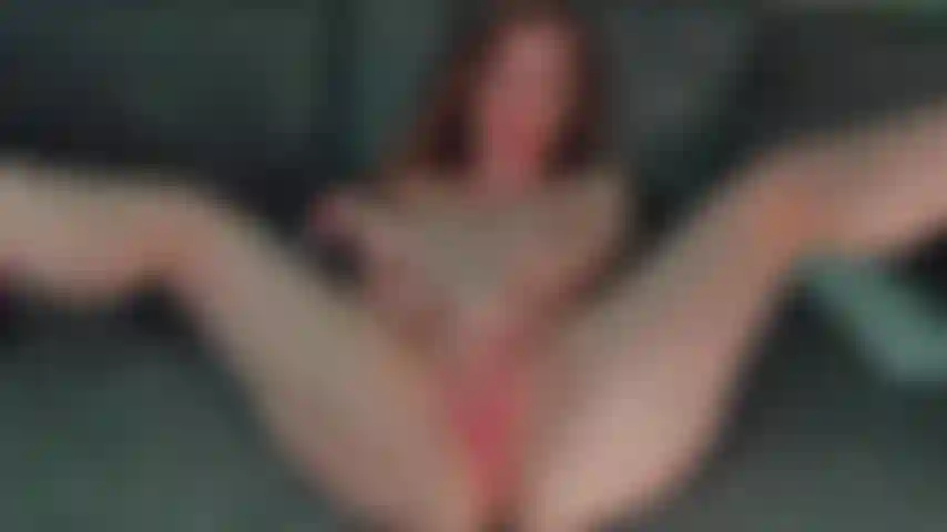 Dedilhando a buceta.