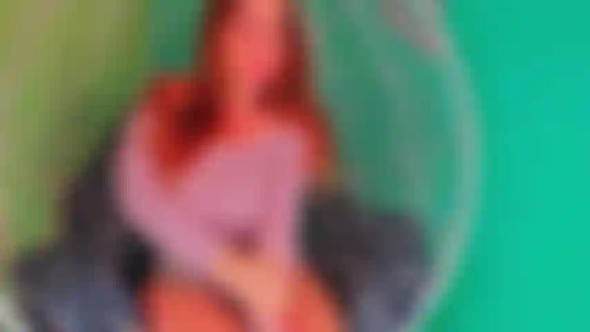 Fodendo minha buceta com um vibrador preto em uma cadeira suspensa.