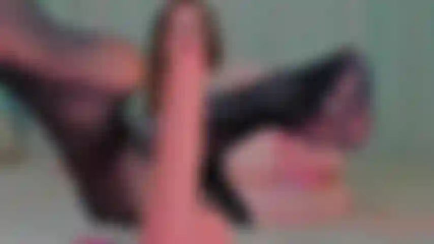 Faço footjob de nylon.