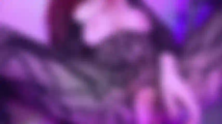 Estrela pornográfica gótica curvilínea fode buceta molhada e peluda com vibrador de vidro rosa em lingerie de renda preta sem virilha.