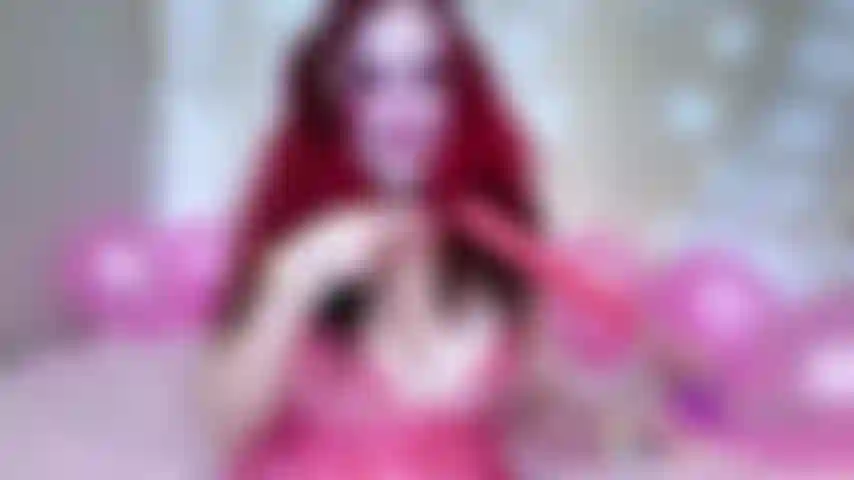 Uma palhaça pornô que chupa e fode um vibrador doce