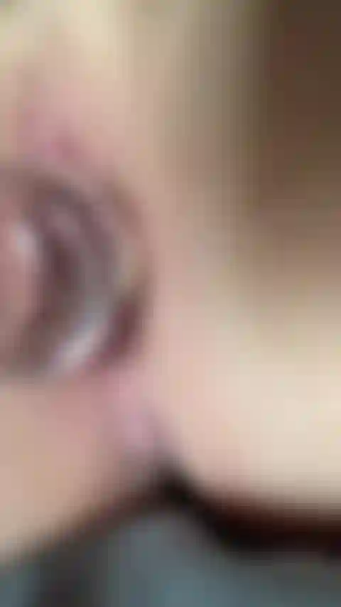 Vibrador goza com brinquedo na bucetinha apertada.