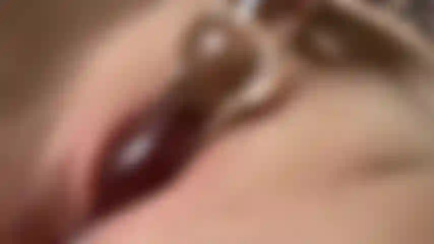 Provocando a bucetinha molhada com brinquedo de vidro.