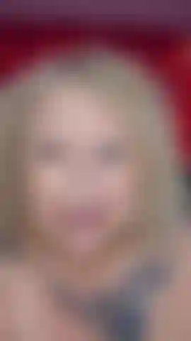 Passando óleo nos meus peitos.