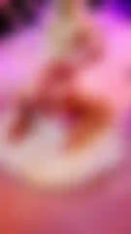 Rebolando minha bunda. Opa, esqueci de colocar a calcinha de