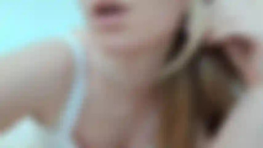 4. Lambo os dedos e brinco com os lábios.