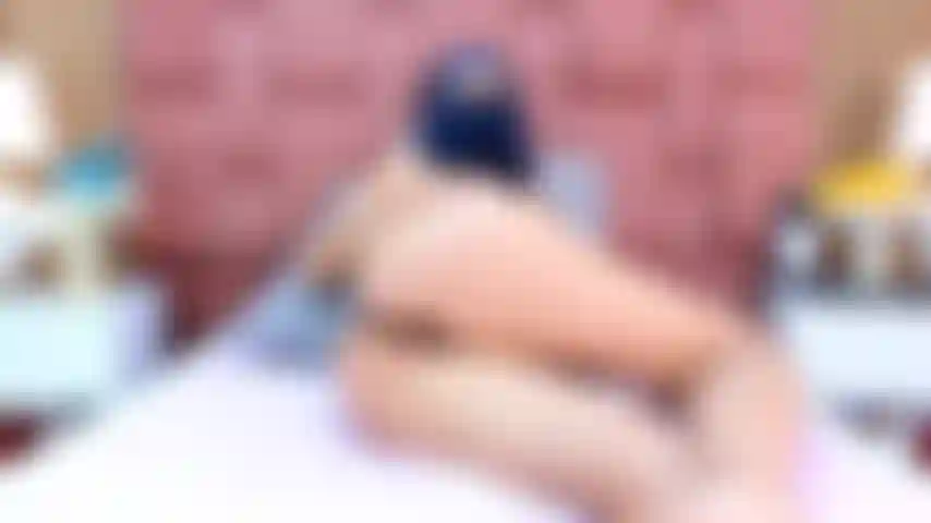 Fodendo minha buceta apertada com um dildo, imaginando que é você a cada penetração.