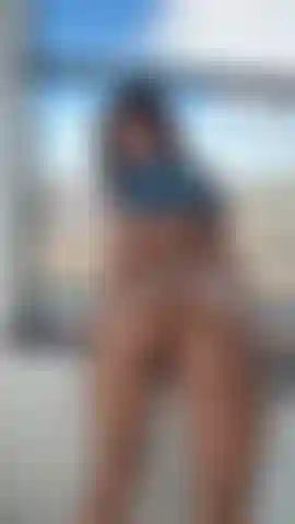 Bunda perfeita saltando.