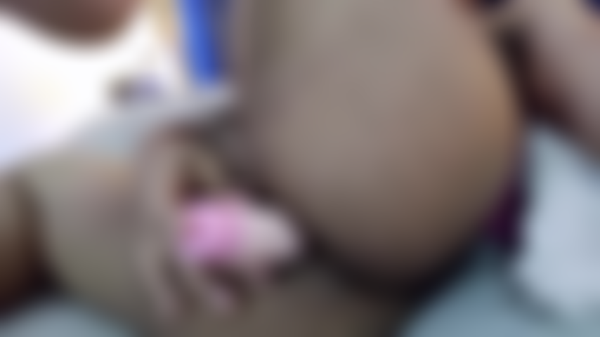 Com um dildo dentro!