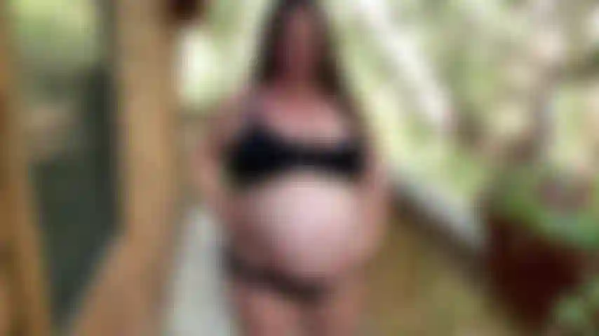 Jogo de barriga de grávida. Tapa e esfrega.