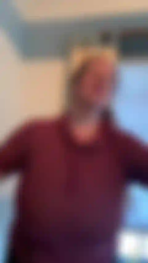 Peitos grandes saltitando no elíptico.