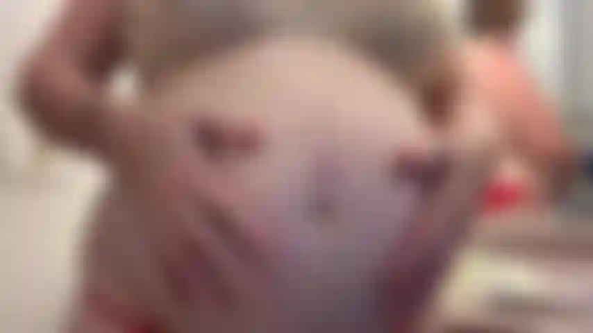 Passe loção na minha barriga de grávida e depois me cubra de esperma.