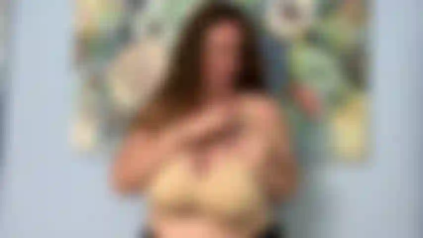 Provocando meus grandes mamilos leitosos.