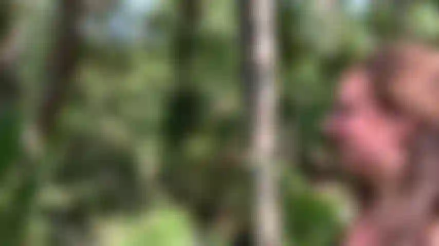 Leitosa milf lactatos em caminhada.