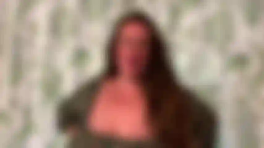 Grávida e negra de raça.