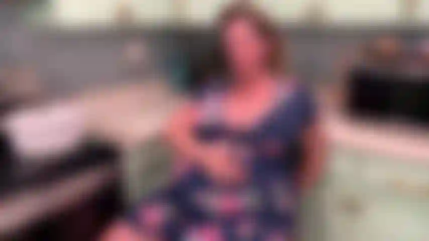 Grávida arrotando e brincando de bucetinha.