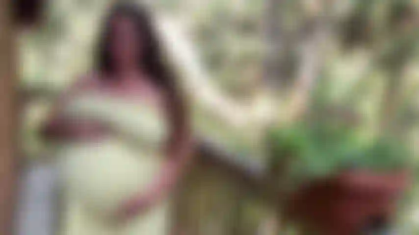 Grávida e com exibição corporal atrasada.