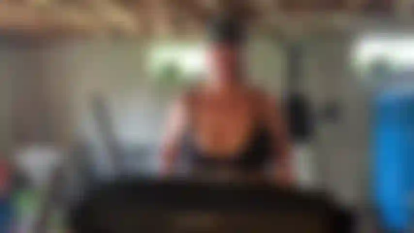 Correndo na minha esteira sem camisa.