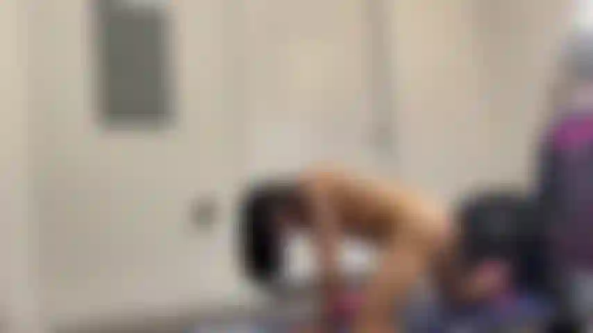 ( Sem som) seguro para assistir em público.