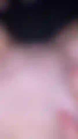 Abrindo os lábios e esfregando essa boceta apertada.