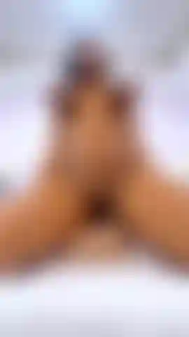 Tenho peitos enormes e saltitantes.