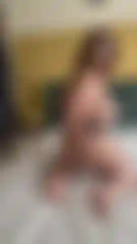 Adoração ao meu enorme traseiro em tanga de estampa de leopardo…. Provocação sem top com muito rebolado e twerking - por favor, goza no meu cu.