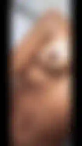 Brincando com minha bucetinha no chuveiro.