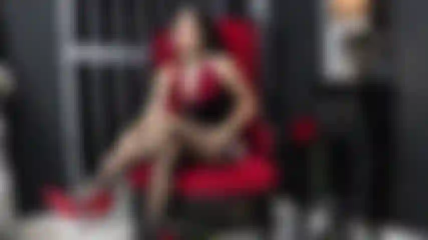 Sinta minhas pernas lindas e sensuais com meu nylon sexy.