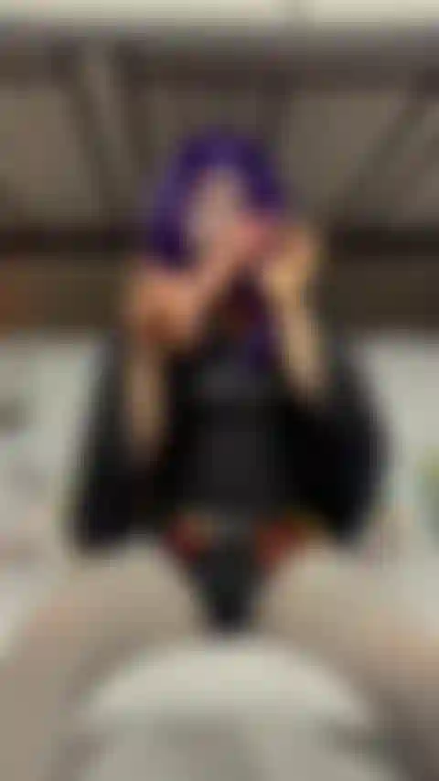 Freaky raven tem seu primeiro encontro sendo uma verdadeira vagabunda. Usando a língua dividida em um pau grande de 2,5 metros, cuspindo nele e chupando aquelas bolas. Fazendo uma garganta profunda, deixando-a agradável e babada, você pode ouvir engasgos e assistir um corvo sacanagem pegar 2 paus.