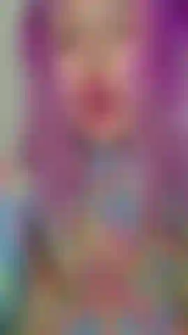 Atualização de língua dividida, exibindo truques que posso fazer, babando / cuspindo, em um macacão transparente que estou usando.