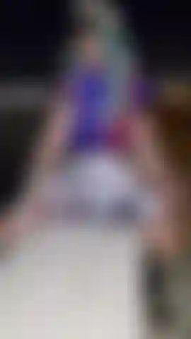 Ao lado de uma ponte com uma saia curta e um top curto enquanto os pedestres passam e mostro o que está por baixo:3.