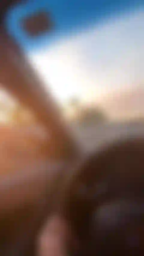 Comprei um brinquedo novo e mal podia esperar até chegar em casa. Usei enquanto dirigia. Cheguei em 2 minutos! Orgasmo intenso tive que encostar. Nossa, que incrível!!