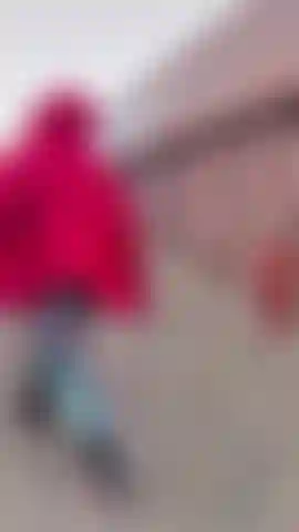 Eu durante o pôr do sol, depois de pendurar algumas jaquetas grátis para alguns vagabundos ao longo de uma ponte, cheguei perto de uma rodovia próxima e comecei a tirar minhas calças e levantei minha blusa transparente. .