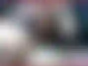 Dancin descalça a noite toda com minha meia de rede azul. Mostrando o quanto estão sujas com meu espelho. Com muitas visões diferentes. Fico excitada com o quão sujos eles são e começo a me foder com os dedos - mordaça de calcinha.