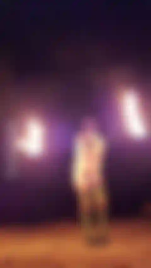 Pela primeira vez estou girando fogo nua.