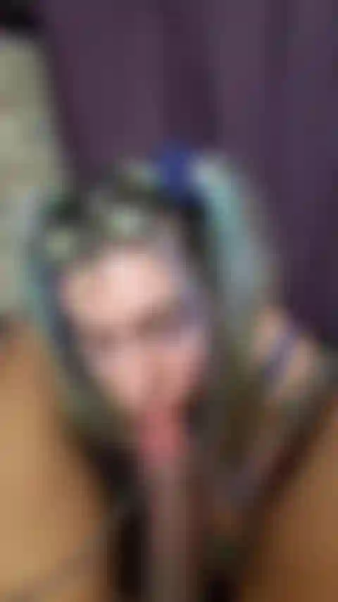 Mmm, estou com tanta fome de pau que finalmente fui abençoada com um gigante de 7 1/2; babando e engasgando... Até que ele me pega e me coloca naquela cama... Te deixa mais forte, fica te provocando.