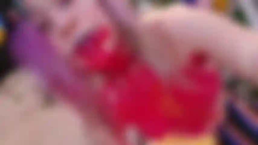 Queria pintar em algumas telas, quando acabei virando tela. Cuspe escorrendo da boca, com tinta vermelha e amarela por todo o rosto, boca, língua e seios.