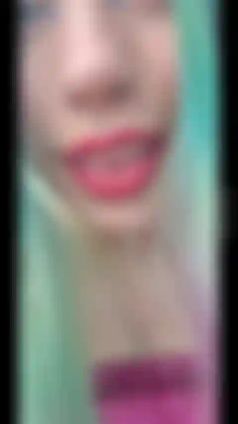 Usando minha lanterna, um endoscópio, expandindo minha garganta e esticando minha língua o máximo que posso; para que você possa ter uma visão clara da minha epiglote.