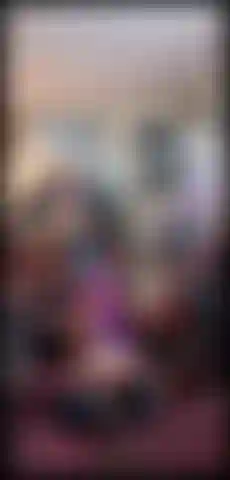 Entrei em uma loja de antiguidades e olhei livros antigos mostrando minha bunda, buceta e peitos. Estou ao lado desta lareira.