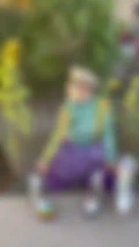 Beijos de girassol em meu arbusto exuberante e peitos empinados em público.