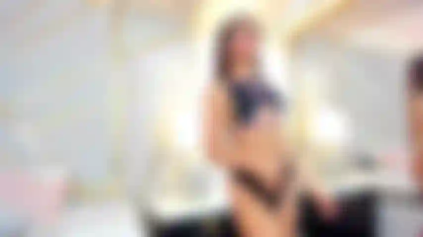 Líder de torcida sexy te dá um boquete desleixado e profundo.