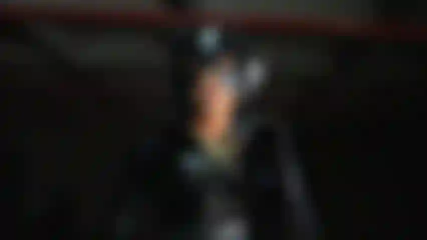 Renda-se diante dos meus pés.