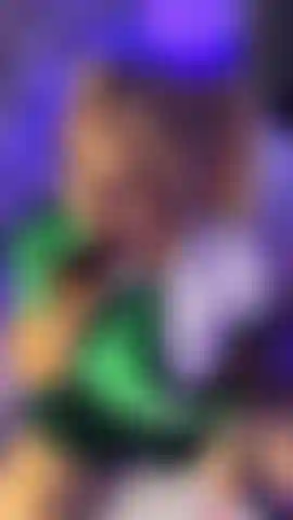 Lambendo um donut cremoso.