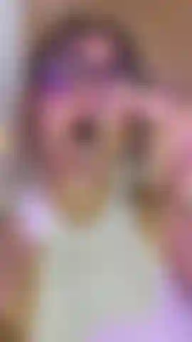 Essa vadia safada brinca com a própria saliva.