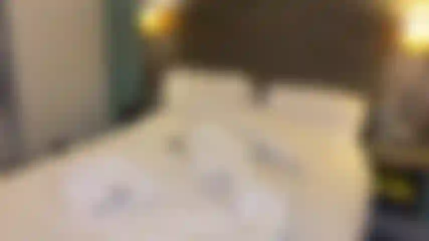 Camareira de hotel safada encontra o dildo do hóspede - camareira gorda encontra algo interessante nos lençóis, prova e depois goza por cima antes de voltar correndo ao trabalho.