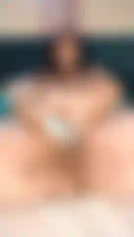 Uma bbw asiática faz sua buceta cremosa gozar usando seu dildo e vibrador.