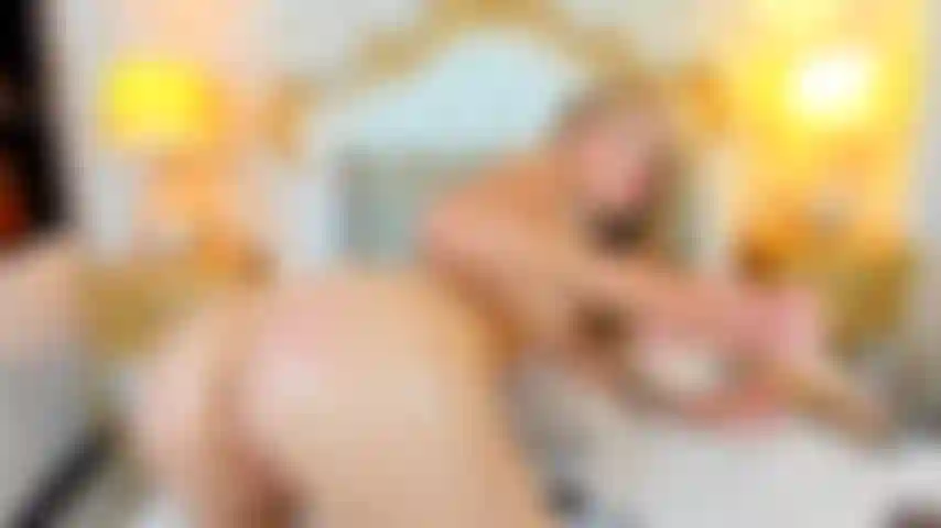 Sexy garota loira fodendo seu buraco do cu!
